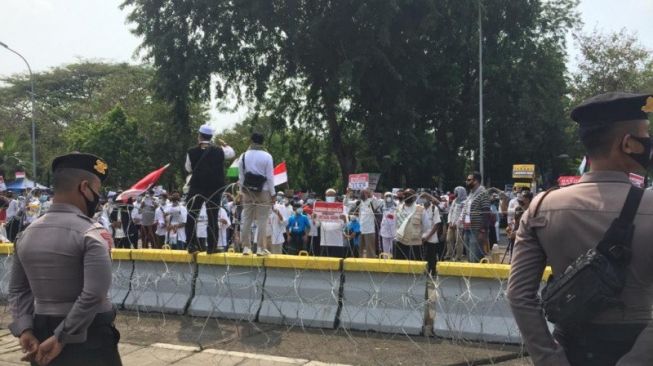 Massa Aksi Bela Palestina Tiba di Kedubes AS, Jalan Medan Merdeka Selatan Ditutup