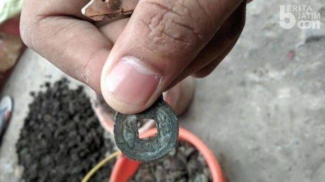 Gali Pondasi Rumah, Warga Jombang Temukan Koin Kuno dan Keris