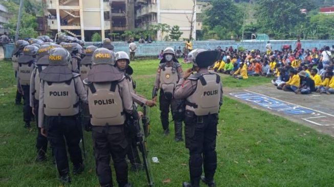 Ratusan TNI Polri Geledah Asrama Mahasiswa Universitas Cenderawasih Papua