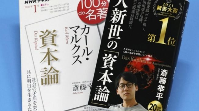 Buku Profesor Universitas Osaka, Kohei Saito, yang beraliran Marxis. [Kyodo News]