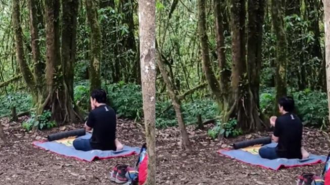 Viral Pria Salat di Tengah Hutan, Para Gadis Auto Jatuh Cinta Tanpa Aba-aba