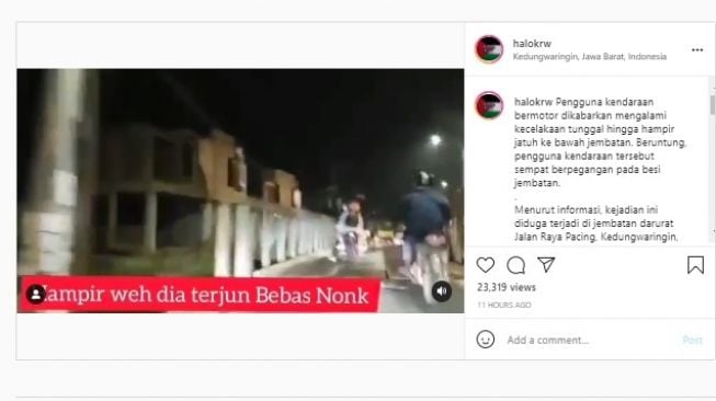 Viral pemotor hampir terjun bebas dari jembatan di Bekasi.[Instagram/@halokrw]