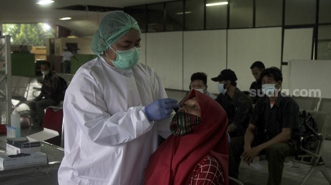 Calon penumpang mengikuti layanan pemeriksaan tes usap antigen di Terminal Kampung Rambutan, Jakarta, Jumat (21/5/2021). [Suara.com/Dian Latifah]