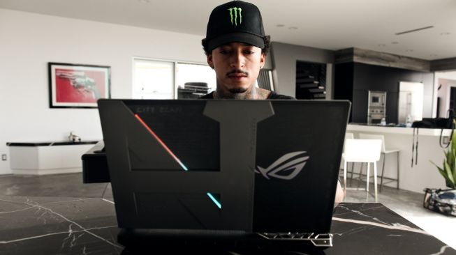 Gandeng Nyjah Huston, Asus Rilis Laptop Gaming ROG Edisi Khusus