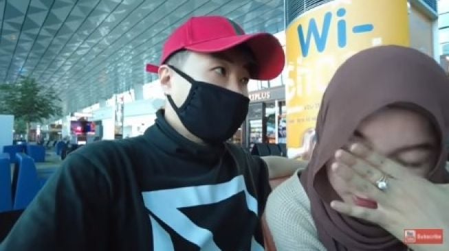 YouTube Ujung Oppa dan Kania Permatasari. (YouTube/Ujung Oppa)