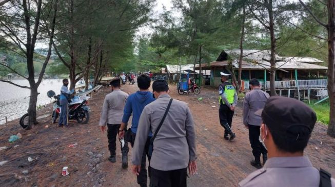 Ratusan Pengunjung Pantai Dampar Kabupaten Lumajang Dibubarkan Polisi