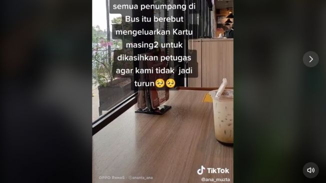 Kisah wanita dibantu penumpang lain di Bus Transjakarta (tiktok.com/@ana_muzta)