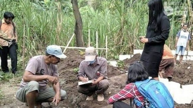 Gali Tanah Untuk Pondasi, Warga Mojoagung Temukan Berbagai Benda Kuno