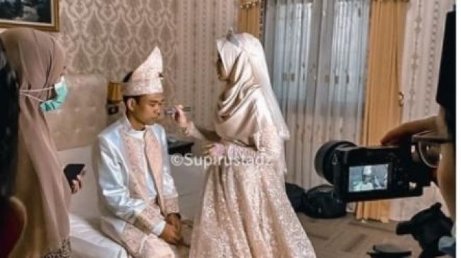 Begini Penampilan Saat Resepsi, UAS Pakai Jas Mewah dan Didandani Istri