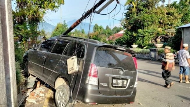 Mobil Tabrak Pemotor dan Tiang Telekomunikasi di Pasaman, Korban Luka-luka