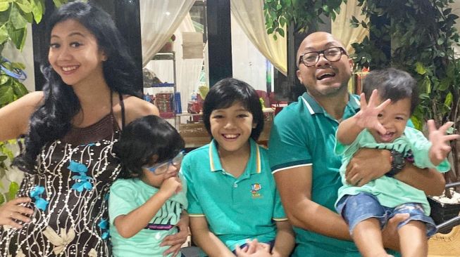 Cerita Asri Welas Saat Tahu Anak Keduanya Alami Katarak Kongenital: Panik dan Bingung!