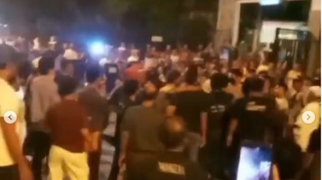 Tangkapan layar video ratusan warga menggeruduk Cluster Illago Gading Serpong, Kecamatan Kelapa Dua, Kabupaten Tangerang, karena marah dengan oknum sopir di perumahan elite itu yang meminta toa masjid digeser, Rabu (19/5/2021) malam.