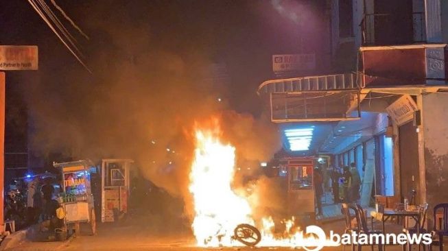 Istri Asyik Beli Gorengan, Tak Sadar Suami Tunggangi Motor Sampai Terbakar