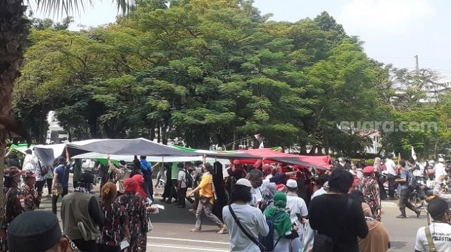 Peserta unjuk rasa solidaritas untuk Palestina di depan Kedutaan Besar (Kedubes) Amerika Serikat (AS), Jakarta Pusat, mulai memadati lokasi aksi, Jumat (21/5/2021) siang. (Suara.com/Yaumal)