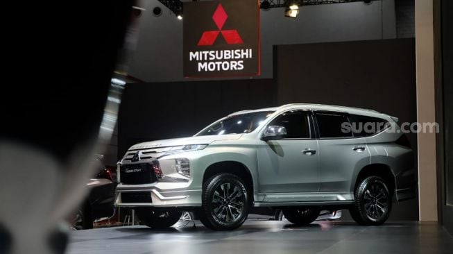 Logo dan produk Mitsubishi Indonesia, sebagai ilustrasi [Suara.com/Manuel Jeghesta Nainggolan].