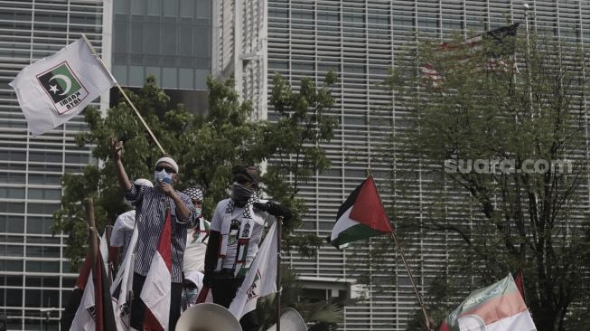 Massa aksi berorasi saat mengikuti aksi solidaritas dukung Palestina terkait kekerasan yang terjadi beberapa waktu lalu oleh Israel di depan Kedubes AS, Jakarta, Jumat (21/5/2021). [Suara.com/Angga Budhiyanto]