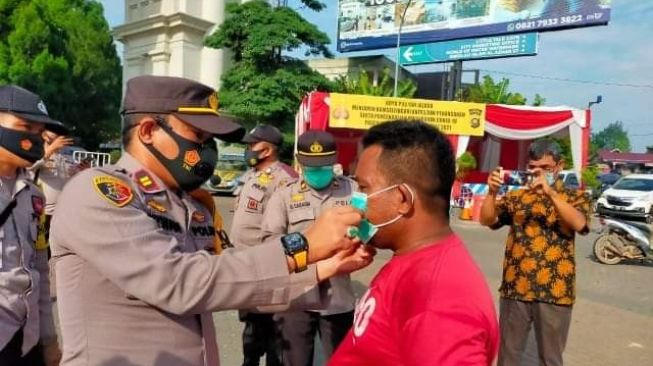 Kapolsek Jaluko Pimpin Operasi Yustisi: 50 Orang Disanksi Push up
