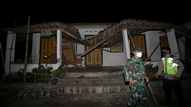 Personel TNI dan Polri mengecek kondisi rumah warga yang rusak pascagempa di Desa Ploso Kecamatan Selopuro, Blitar, Jawa Timur, Jumat (21/5/2021). [ANTARA FOTO/Irfan Anshori]