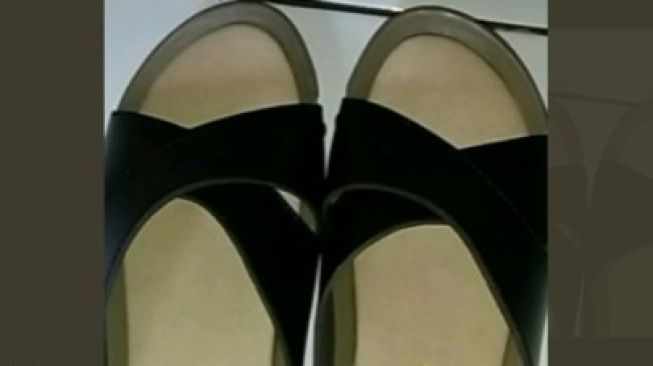 Maksud Hati Beli Sandal Baru, Barang yang Datang Bikin Naik Darah