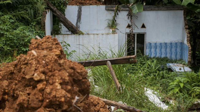 Bangunan rumah yang rusak akibat diterjang material tanah longsor di Desa Banjarsari, Lebak.