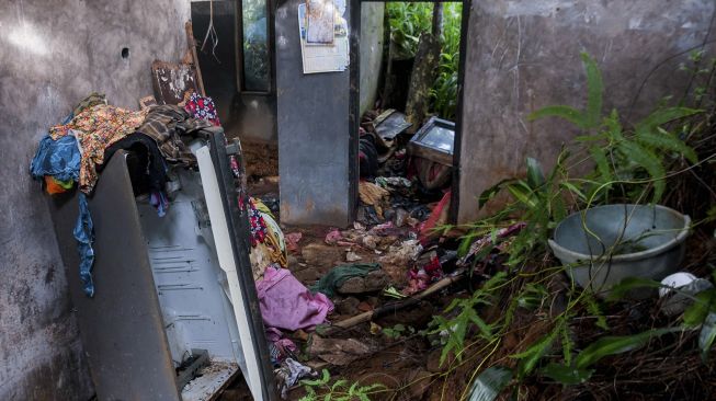 Barang-barang yang terbengkalai ditinggal pemiliknya di Desa Banjarsari, Lebak, Banten.