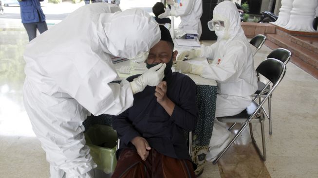 Petugas melakukan tes cepat (rapid test) Antigen COVID-19 kepada santri di Pendopo Sidoarjo, Jawa Timur, Sabtu (22/5/2021). [ANTARA FOTO/Umarul Faruq]