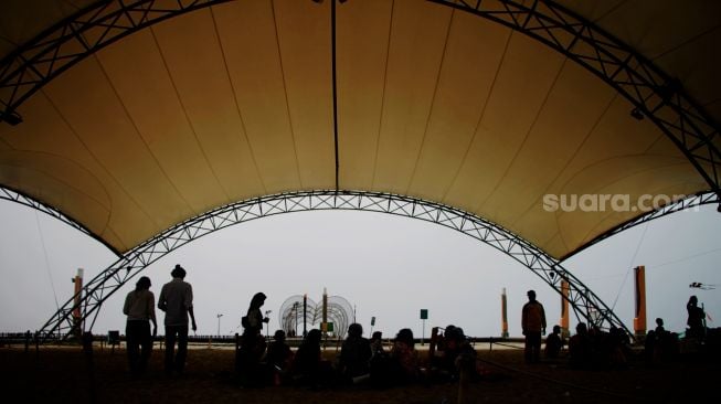 Sejumlah pengunjung berada di kawasan Pantai Ancol, Jakarta, Sabtu (22/5/2021). [Suara.com/Dian Latifah]