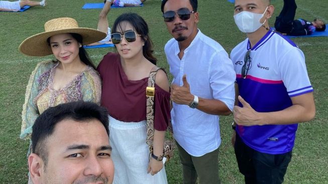 Raffi Ahmad dan Nagita Slavina menyaksikan pemain klub RANS Cilegon FC melakukan latihan di Bali. [Instagram]