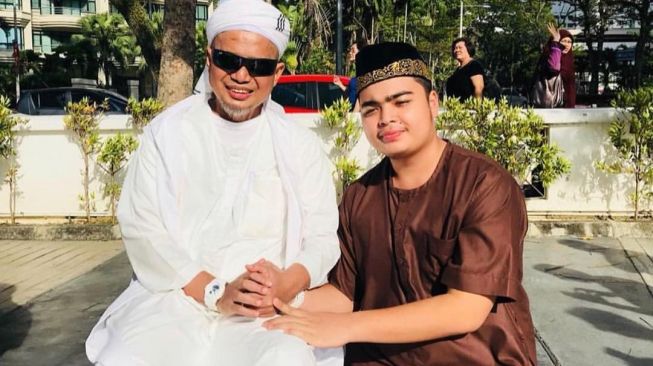 Utaz Arifin Ilham bersama anak keduanya, Ameer Azzikra. [Instagram]