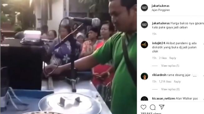 Pedagang bakso berjualan dan beraksi bak DJ (instagram.com/@jakarta.keras)