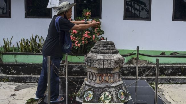 Warga memotret tugu Istiwa di Citamiyang Tanjung, Kecamatan Kawalu, Kota Tasikmalaya, Jawa Barat, Sabtu (22/5/2021). ANTARA FOTO/Adeng Bustomi
