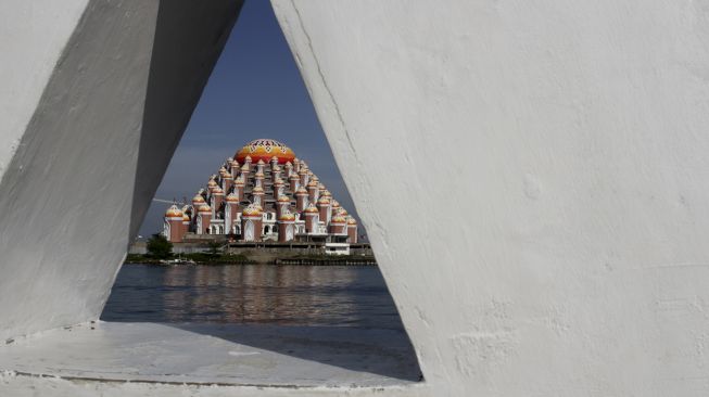 Suasana Masjid 99 Kubah terlihat dari Pantai Losari di Makassar, Sulawesi Selatan, Sabtu (22/5/2021). [ANTARA FOTO/Arnas Padda]