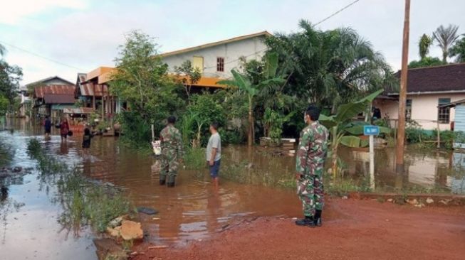 Banjir di Jalan Kalis-Putussibau Mulai Surut, Kendaraan Bisa Melintas