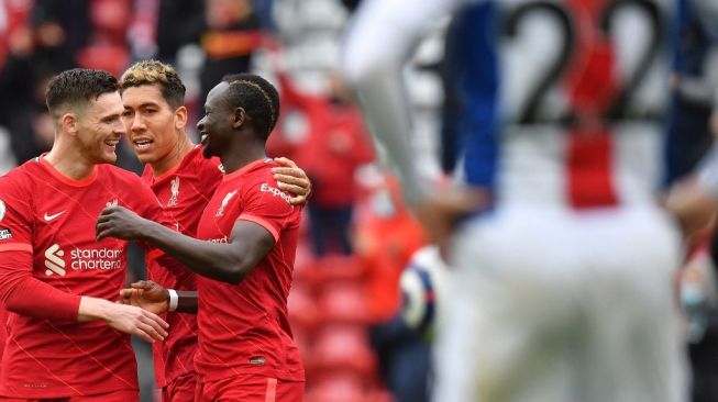 Penyerang sayap Liverpool, Sadio Mane (kanan) merayakan golnya ke gawang Crystal Palace bersama rekan-rekannya dalam laga Liga Inggris 2020/2021 di Anfield, Liverpool, Minggu (23/5/2021) malam WIB. [PAUL ELLIS / POOL / AFP]
