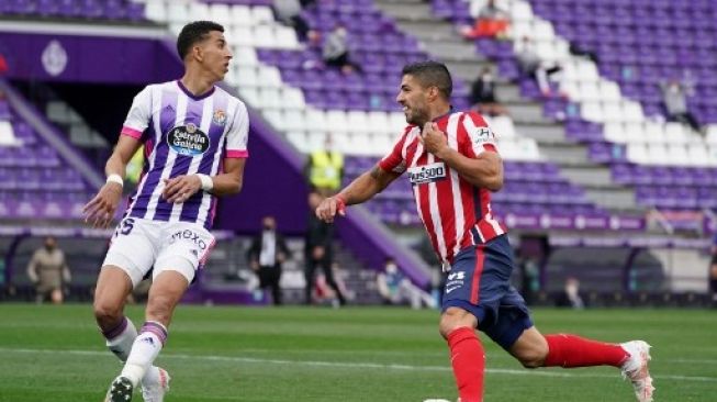 Striker Atletico Madrid Luis Suarez (kanan) merayakan gol kemenangan skuatnya ke gawang Real Valladolid dalam laga pekan terakhir Liga Spanyol di Jose Zorilla stadium. CESAR MANSO / AFP