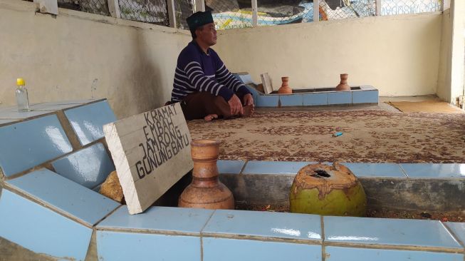 Makam keramat di area Gunung Batu, Kabupaten Bandung Barat yang diklaim sering dijadikan tempat berkumpul para petinggi dan pejabat negara. Batu ini berada di atas lintasan Sesar Lembang. [Suara.com/Ferrye Bangkit Rizki]