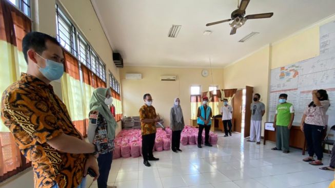 Kemensos Salurkan Bantuan 100 Paket Sembako ke Korban Banjir di Kota Bogor