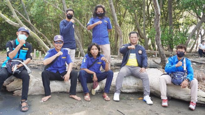 Karang Taruna Muara Gembong Tanam Ribuan Mangrove di Ujung Sungai Citarum