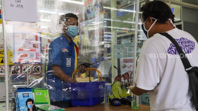 Pembeli berbelanja di minimarket dengan sistem Pesan Bayar Antar di Kawasan Cilangkap, Jakarta Timur, Minggu (23/5/2021). [Suara.com/Alfian Winanto]