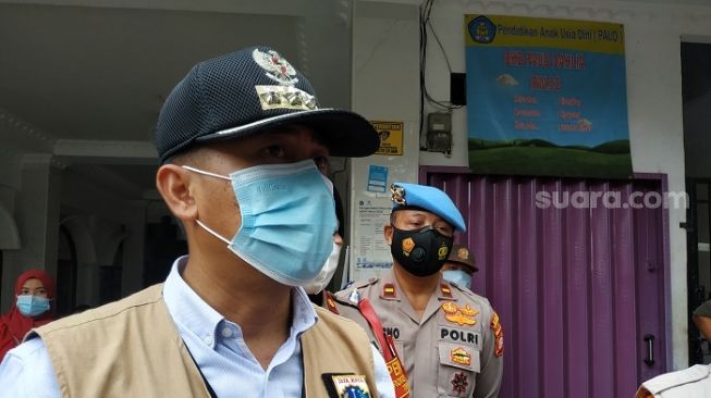 Camat Cipayung, Fajar Eko Satrio saat di RT 3 RW 3 Kelurahan Cilangkap yang menerapkan lockdown karena kasus klaster lebaran warga. (Suara.com/Fakhri)