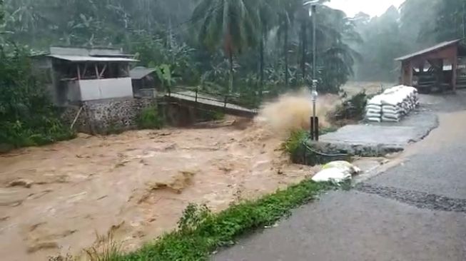 Diterjang Deras Arus Sungai Cilaki, Jembatan Muncang-Sajira Putus