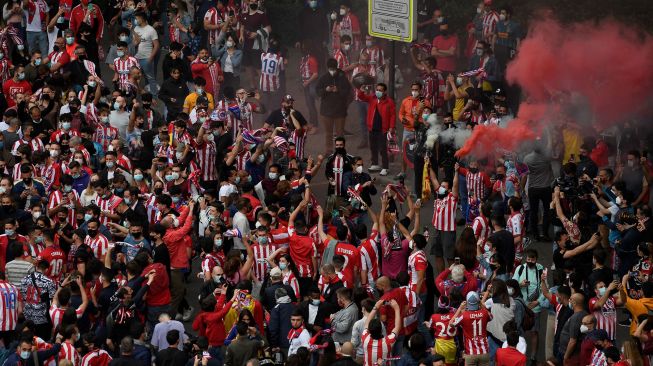 Fans Atletico Madrid turun ke jalan untuk merayakan kesuksesan tim kesayangannya meraih juara La Liga, Madrid, Spanyol, Sabtu (22/5). OSCAR DEL POZO / AFP