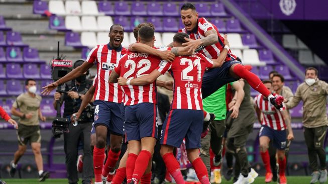 Para pemain Atletico Madrid merayakan keberhasilan mereka menjadi juara La Liga Spanyol setelah menang atas Real Valladolid FC di Jose Zorilla Stadium, Spanyol, Sabtu (22/5). CESAR MANSO / AFP