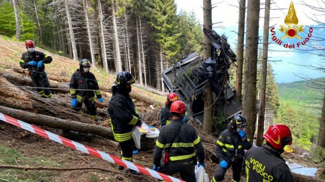 Usaha penyelamatan kereta gantung putus di Itaia. [Handout/Vigili del Fuoco/AFP]