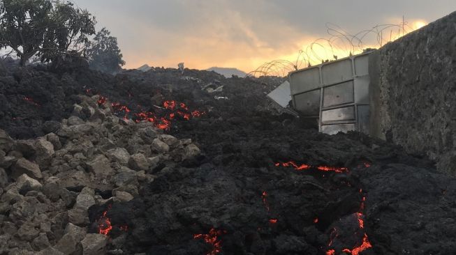 Penampakan lahar panas mengalir di jalanan Kota Goma, Kongo usai gunung Nyiragongo meletus, Minggu (23/5/2021) waktu setempat. (Foto: AFP)