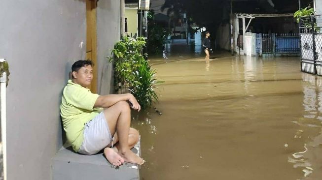 Banjir menggenangi wilayah Pondok Marta, Kecamatan Pondok Aren, Tangerang Selatan (Tangsel), Sabtu (22/5/2021) malam. [Instagram@tangsel_update]