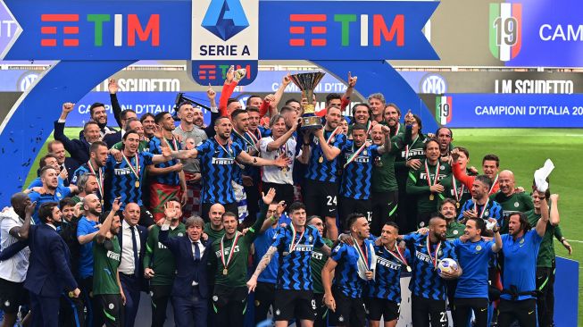 Para pemain Inter Milan merayakan gelar juara Liga Italia pada pekan ke-38 di Stadion Giuseppe Meazza,, Milan, Italia, Minggu (23/5/2021). MIGUEL MEDINA / AFP