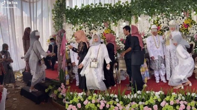 Sorot Cewek Hijab Viral Tetiba Joget Depan Pengantin, Warga: Korban TikTok