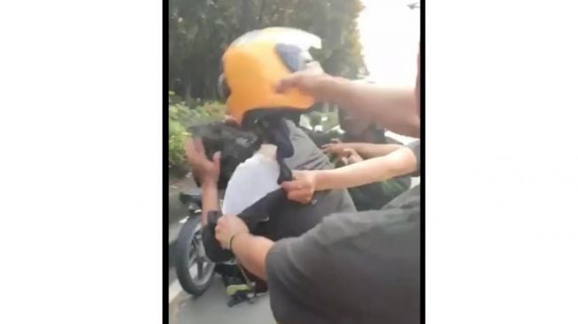 Pelaku begal payudara dihantam menggunakan helm usai tertangkap (Facebook)