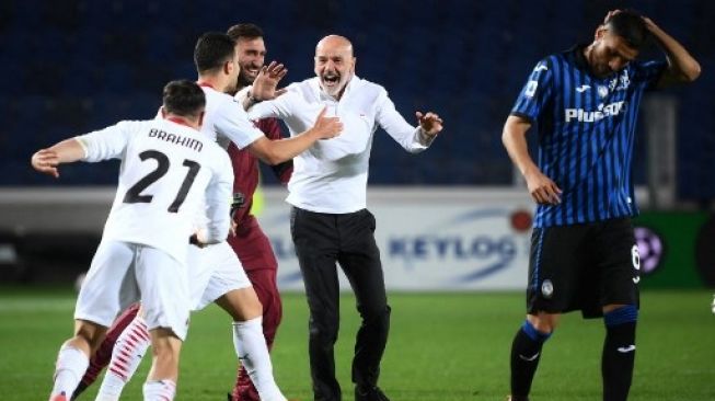 Pelatih AC Milan Stefano Pioli (tengah) bersama para pemainnya merayakan kemenangan atas Atalanta dan memastikan tiket ke Liga Champions musim depan usai laga pada pekan terakhir Liga Italia di Atleti Azzurri d'Italia stadium, Bergamo. Marco BERTORELLO / AFP